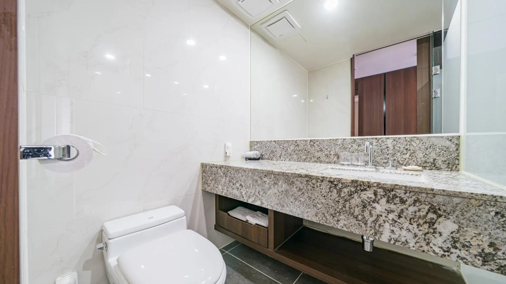 Hotel Air City Jeju 4*,